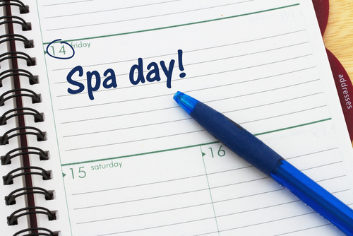 agenda com texto e uma caneta azul - spa em casa - Assaí Atacadista