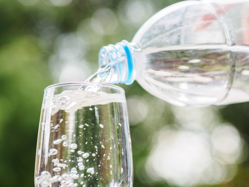 água fresca enchendo um copo - alimentação de verão - Assaí Atacadista