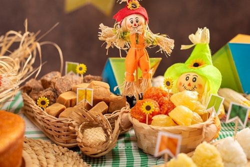 alimentos de festa junina com decorações em uma mesa - queima de estoque - Assaí Atacadista