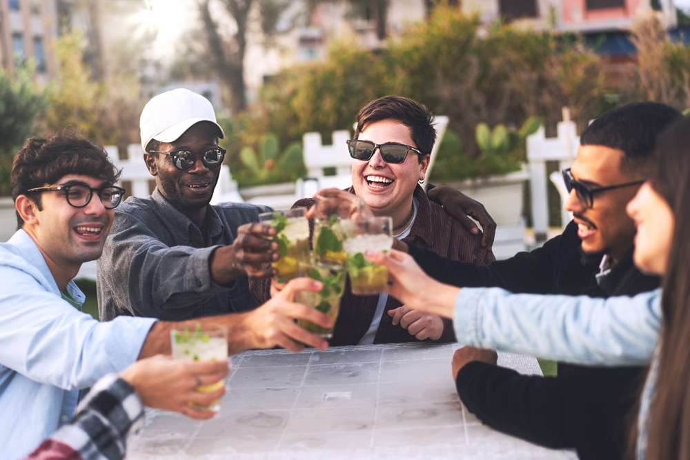 amigos diversos brincando com um drink com vodca - bebidas para presentear - Assaí Atacadista