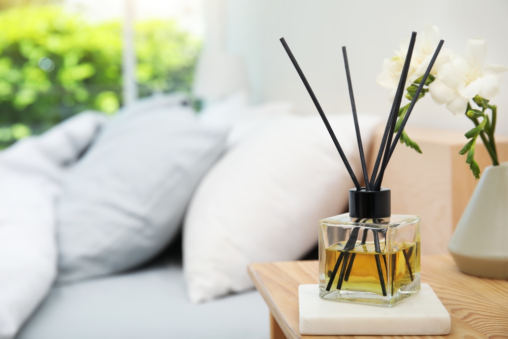 aromatizador de ambiente com líquido amarelo em uma sala desfocada - organização da casa - Assaí Atacadista
