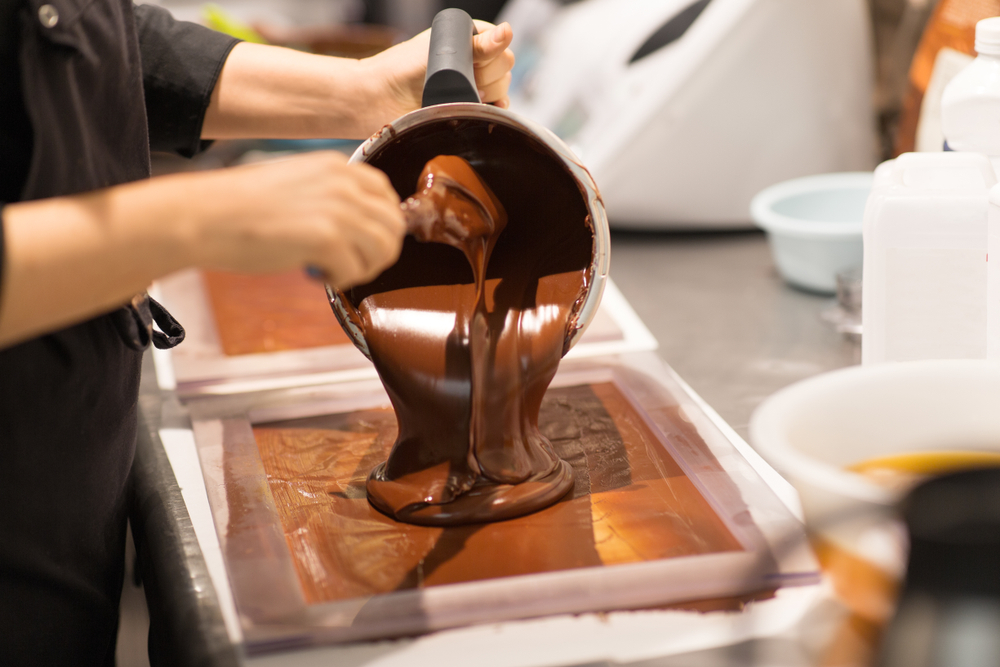 pessoa despejando o chocolate derretido - cacau - Assaí Atacadista