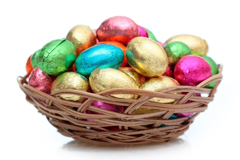 cesta com mini ovos de chocolate com embalagens coloridas - almoço de páscoa - Assaí Atacadista