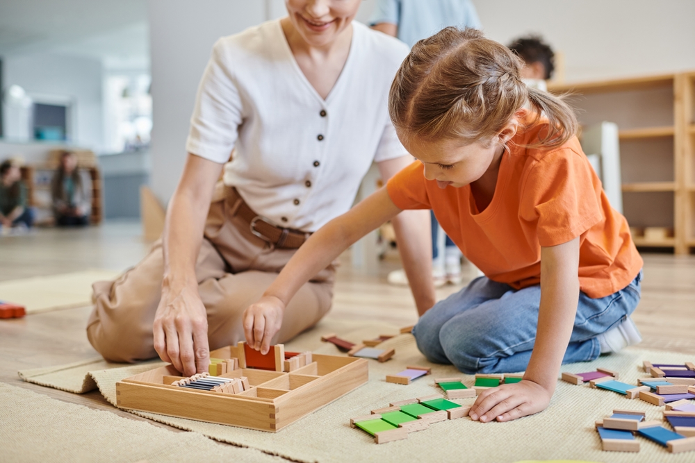 babá brincando com um jogo de montar com uma criança - autocuidado para mães - Assaí Atacadista