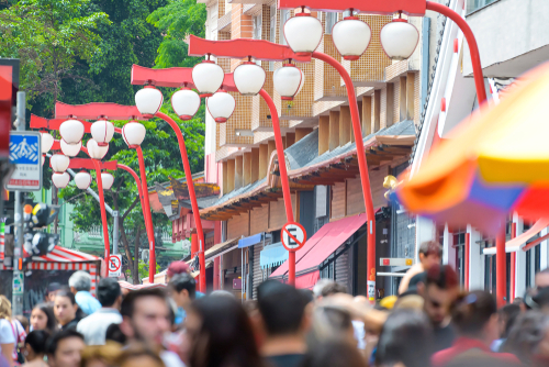 bairro da Liberdade, em São Paulo, com a rua cheia de pessoas - Carnaval no Sudeste - Assaí Atacadista