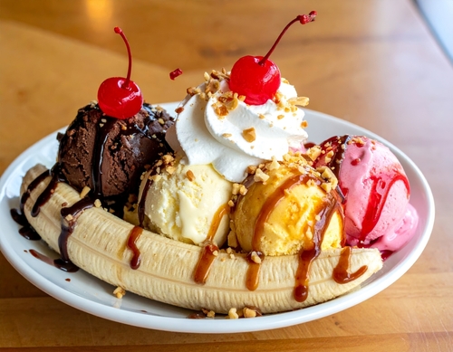 Banana split clássica em um prato - Assaí Atacadista