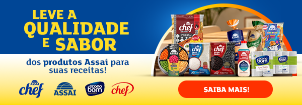 banner com fundo azul e amarelo e embalagens dos produtos das marcas proprias do Assaí Atacadista-petiscos de estádio