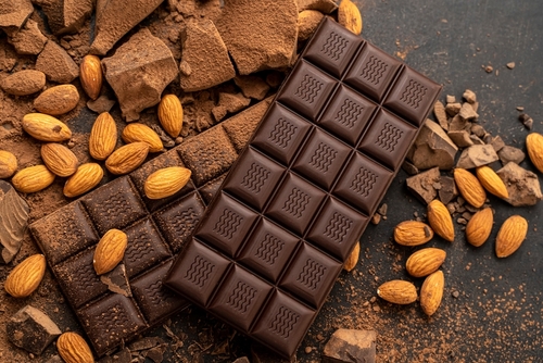 barra de chocolate com amêndoas do lado - Assaí Atacadista - mercado de chocolate