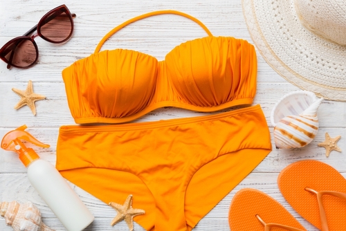 biquíni laranja com acessórios de verão em volta - Assaí Atacadista - lavar roupas de praia