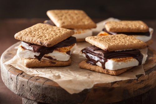 biscoito com chocolate e marshmallow - smores - Assaí Atacadista - receitas com biscoitos
