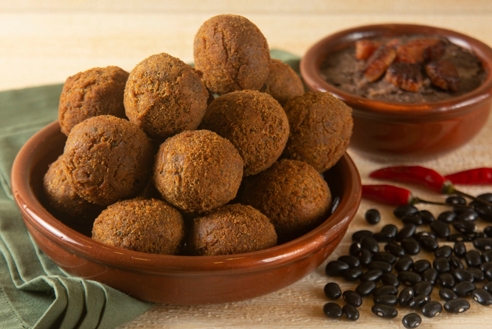 bolinhos de feijão em um pote - receitas leves para o verão - Assaí Atacadista