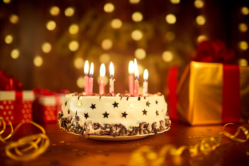 bolo com velas e presente de aniversário do Assaí Atacadista