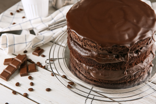 bolo de chocolate com 3 camadas - dia mundial do chocolate - Assaí Atacadista