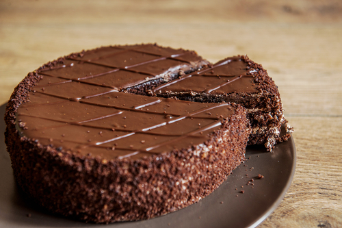 bolo de chocolate e beijinho para festa de aniversário - assaí atacadista - assaí atacadista