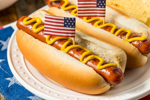 cachorro-quente com uma pequena bandeira do Estados Unidos - Assaí Atacadista