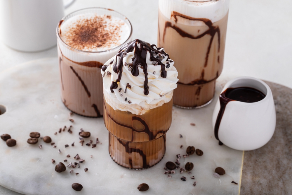 café frappé de chocolate em vários copos - tipos de café - Assaí Atacadista