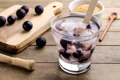 caipirinha de jabuticaba - receitas de drinks de verão - bebidas no Assaí Atacadista