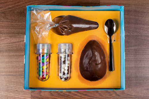 caixa com ingredientes para montar seu ovo da Páscoa recheado - ganhar dinheiro na Páscoa - Assaí Atacadista