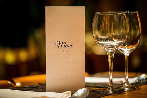 cardápio em uma mesa de restaurante com duas taças - Assaí Atacadista - menu degustação