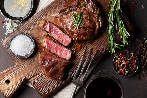carne vermelha grelhada com especiarias e uma taça de vinho - Assaí Atacadista - receitas elegantes