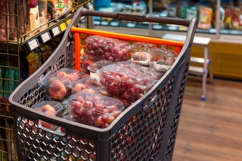 carrinho de mercado com alimentos embalados dentro-Assaí Atacadista-compras de fim de ano
