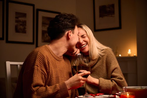 casal feliz - Dia dos Namorados - Assaí Atacadista