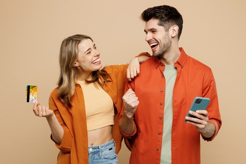 casal feliz por ter ganhado um sorteio nas redes sociais - ações para o aniversário do seu negócio - assaí atacadista