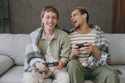 casal gay birracial jogando - Dia dos Namorados - Assaí Atacadista