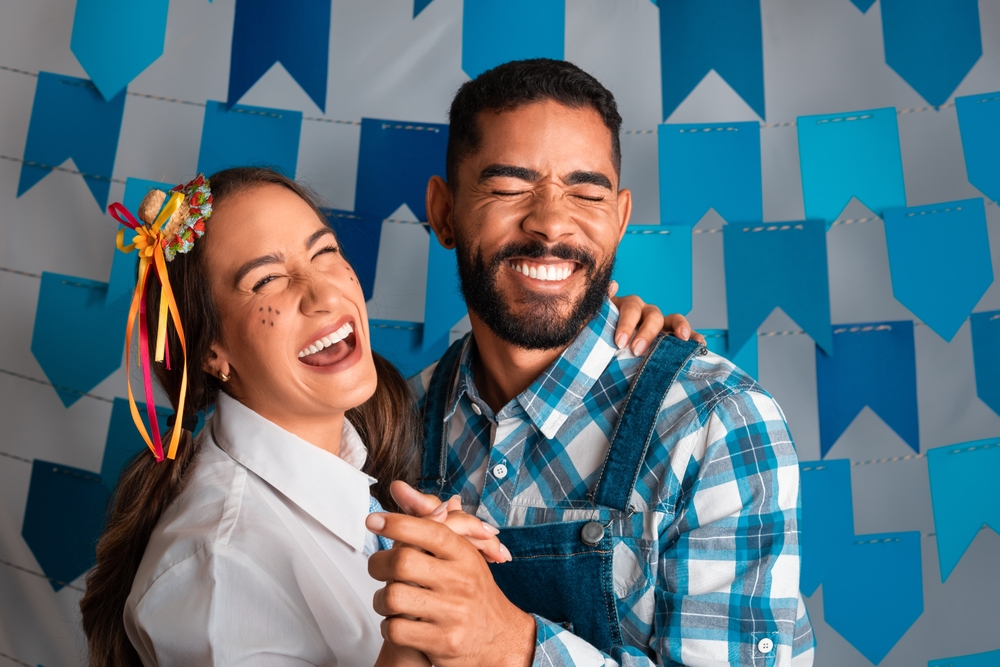 casal hétero interacial feliz com trajes juninos - Dia dos Namorados - Assaí Atacadista