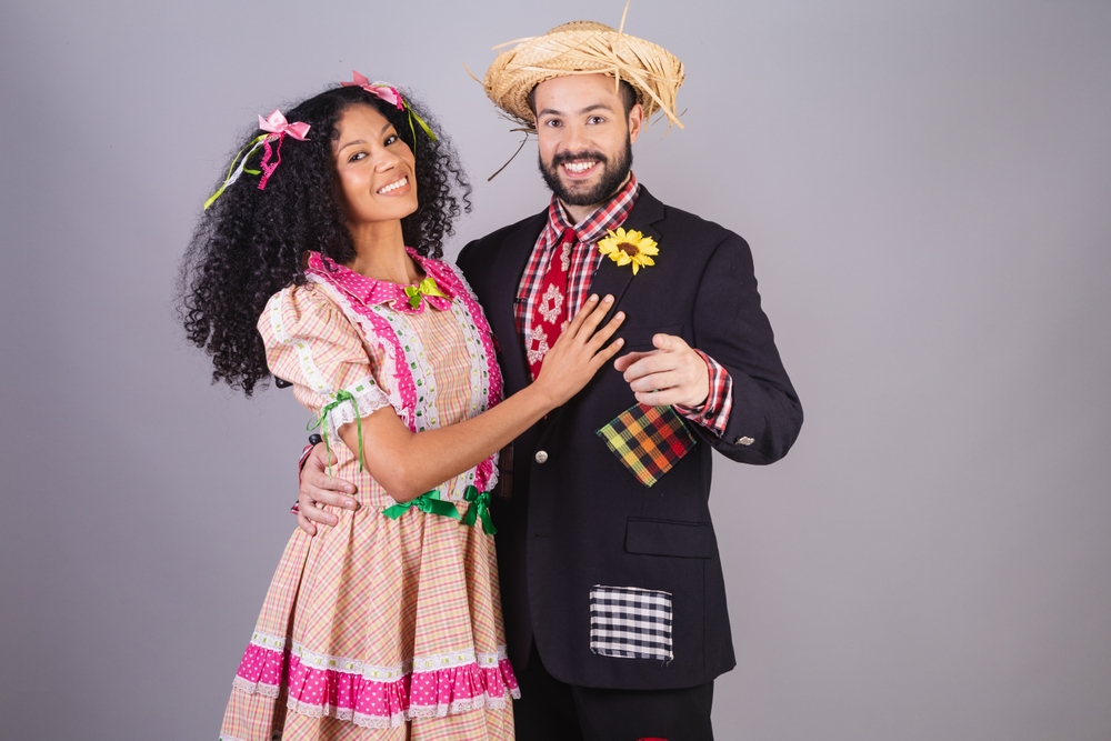 casal interacial em uma sessão de fotos - serviços temáticos - Assaí Atacadista