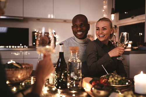 casal interracial tomando champanhe em uma festa da virada em casa - Assaí Atacadista