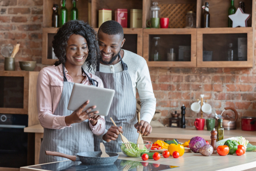 casal negro com alimentação saudavel na cozinha - assaí atacadista