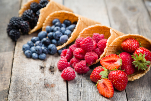 casquinhas de sorvete com frutas vermelhas dentro - receitas com frutas - Assaí Atacadista