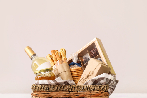 cesta com produtos alimentícios - Assaí Atacadista - produtos para vender no Dia das Mães