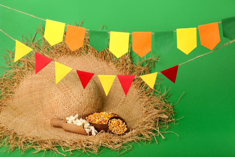 chapéu de palha na decoração de festa junina - Assaí Atacadista