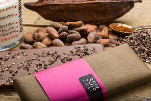 chocolate com porcentagem de cacau e grãos no fundo - saúde na Páscoa - Assaí Atacadista