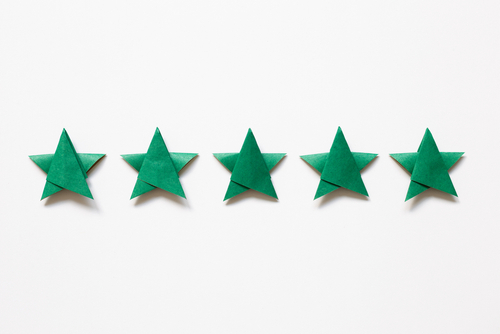 cinco estrelas de origami com papel verde em um fundo branco - Prêmio Reclame Aqui 2025 - Assaí Atacadista