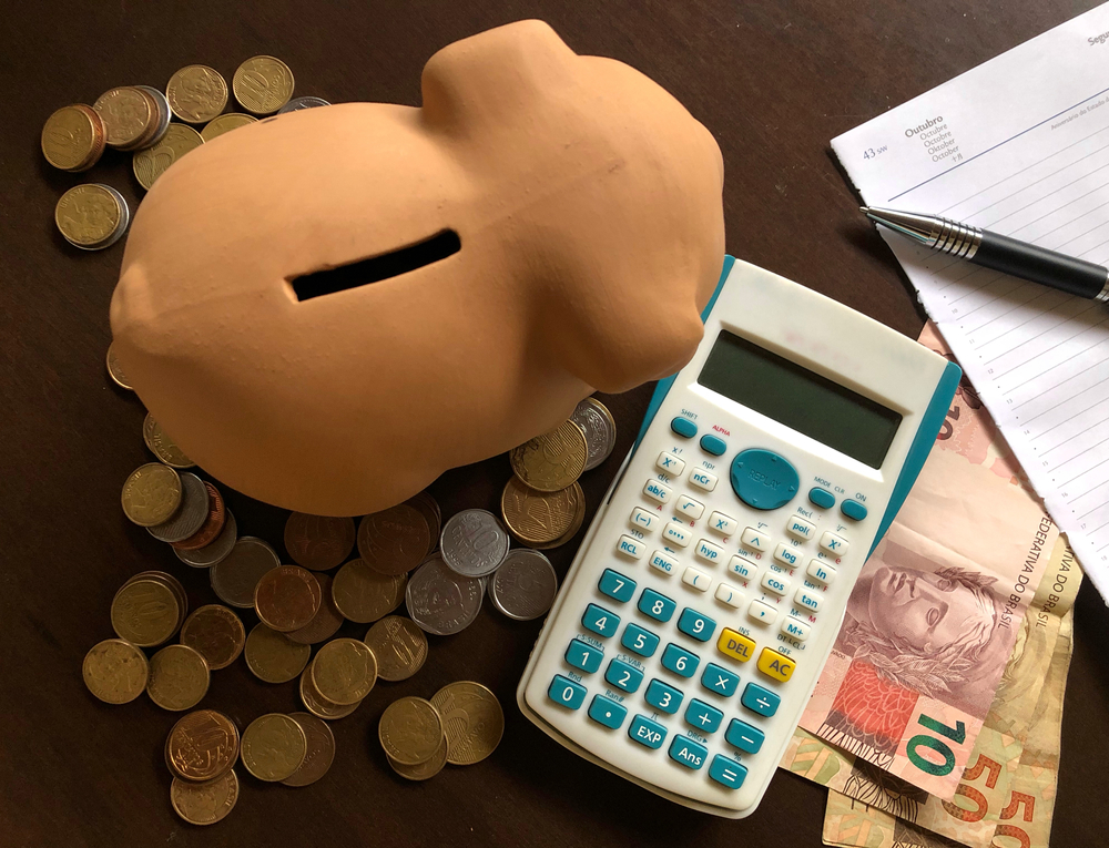 cofre de porquinho com moedas e notas de real brasileiro - lazer econômico - Assaí Atacadista