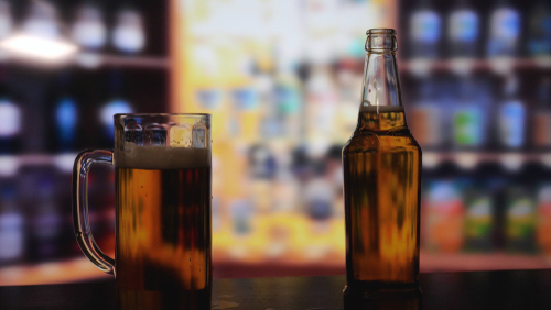 copo e garrafa de bebida - comércio de bebidas - Assaí Atacadista