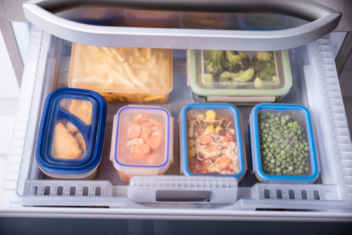 congelador usando potes com alimentos prontos - marmitas semanais - Assaí Atacadista