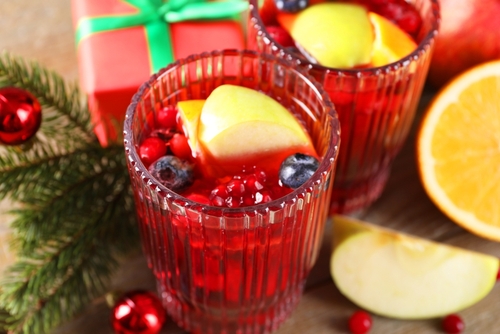 copo com sangria e decorações de Natal na mesa - drinks natalinos - Assaí Atacadista