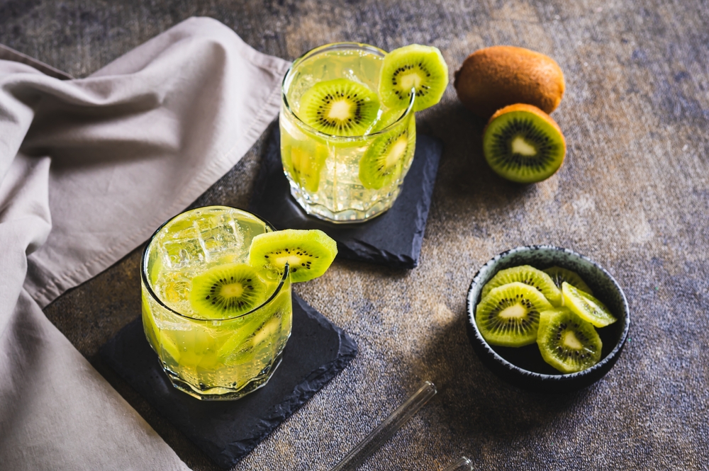 copos com drink de kiwi acompanhado de kiwis cortados - drinks de natal - Assaí Atacadista