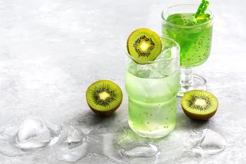  copos com drink de kiwi verde - drinks de verão - Assaí Atacadista