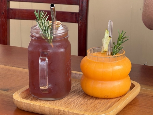 copos com formatos diferentes com suco e um canudo metálico dentro - bebidas de verão - Assaí Atacadista
