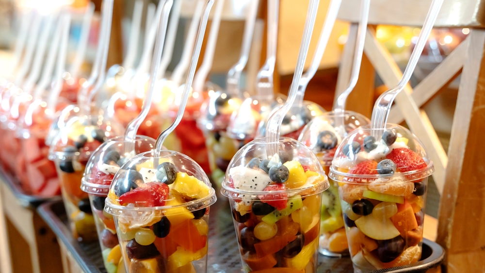 copos transparentes com frutas variadas cortadas - Assaí Atacadista - produtos naturais