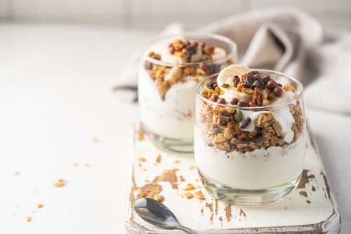 copos transparentes com granola e iogurte branco - oleaginosas - Assaí Atacadista