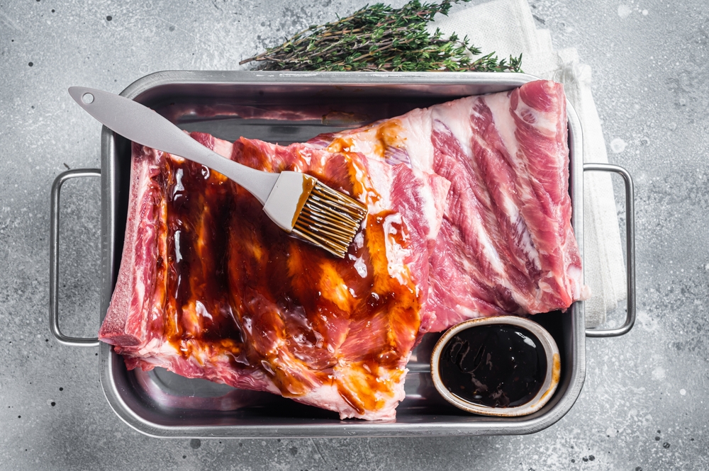 carne costela de porco cru com molho em uma forma - carnes para churrasco - Assaí Atacadista