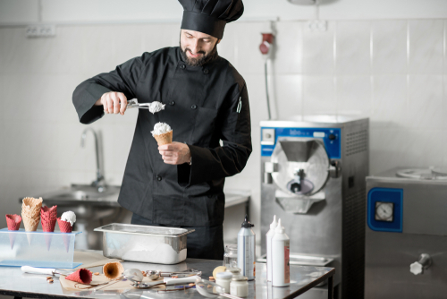  cozinheiro em uma sorveteria preparando um sorvete - sorvete no Assaí Atacadista