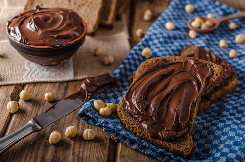 creme de chocolate em um pequeno pote e em uma fatia de pão - mercado de chocolate - Assaí Atacadista