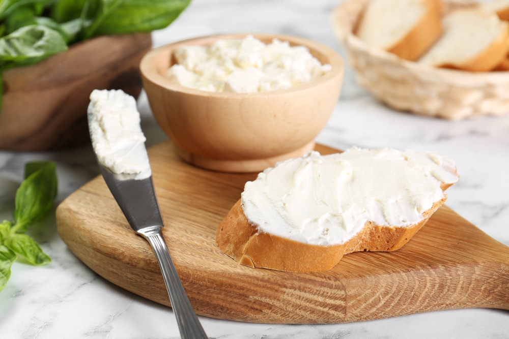 creme de ricota em um pote com uma faca e uma torrada - receitas leves para o verão - Assaí Atacadista